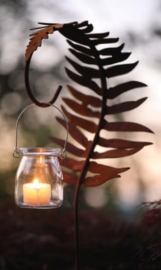 Herbstdeko mit Farn und Laternenlich